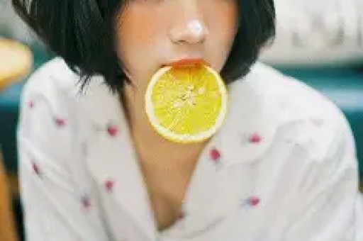 演员卢昱晓因盗摄争议道歉登上微博热搜榜首