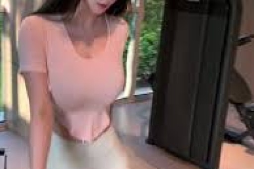 迪丽热巴深V造型登热搜引争议粉丝心疼担心走光审美讨论激烈
